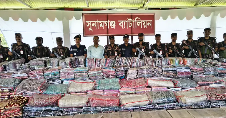 জব্দকৃত ভারতীয় পণ্যসহ বিজিবি ব্যাটালিয়ন